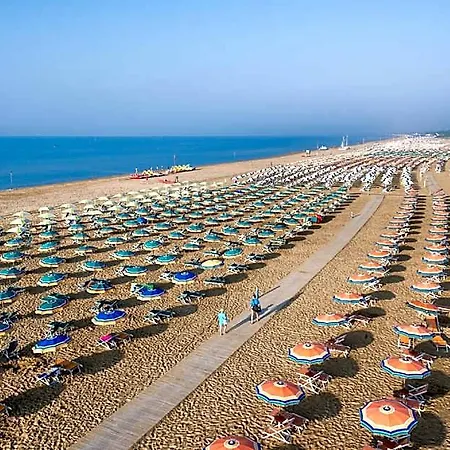 By The Pool Flat With Ac 호텔 3*